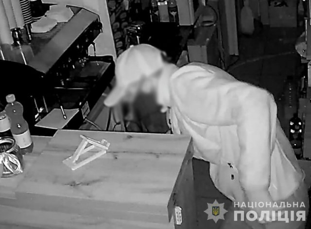 У Житомирі злодій зламав замок на дверях кав’ярні, вкрав гроші й планшет. ФОТО