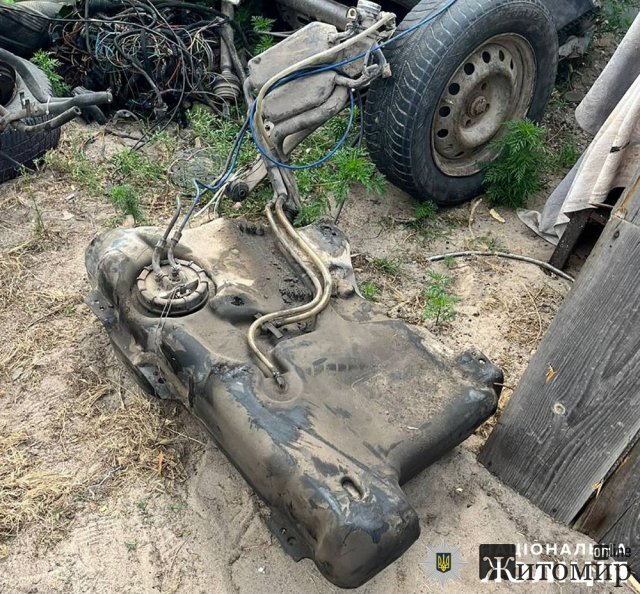 На Житомирщині двоє чоловіків викрали з узбіччя дороги зламану автівку та розібрали на запчастини. ФОТО На Житомирщині двоє чоловіків викрали з узбіччя дороги зламану автівку та розібрали на запчастини. ФОТО