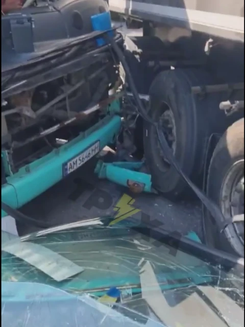 На Гонти в Житомирі маршрутка зіштовхнулась з вантажівкою