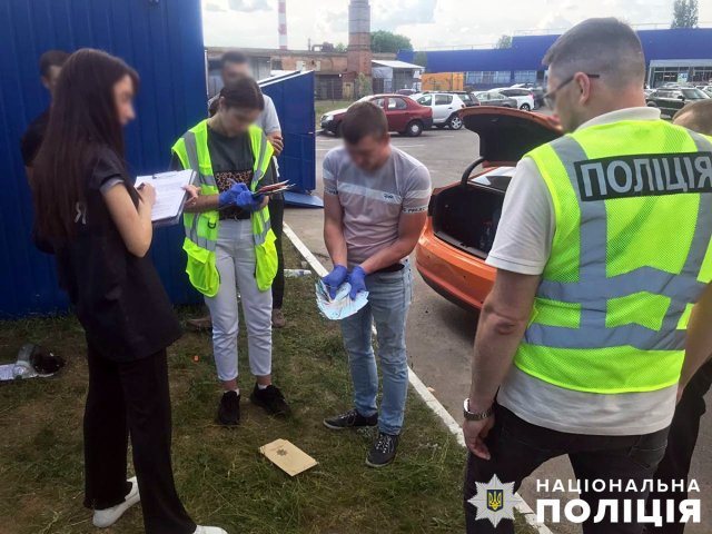 На Житомирщині затримали чоловіка, який переробляв та продавав зброю. ФОТО