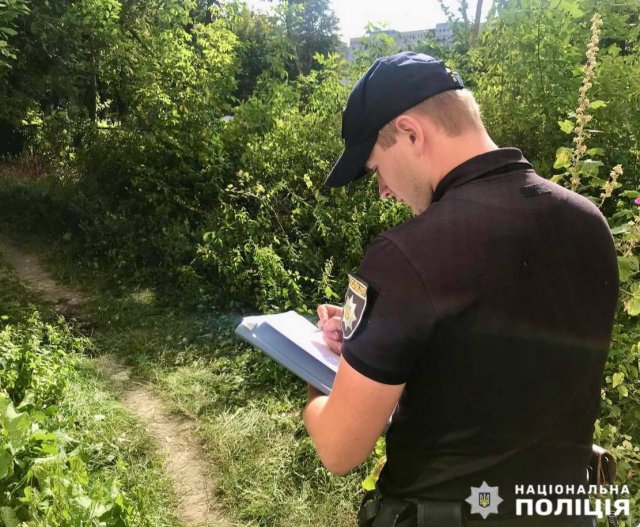 На Клосовського в Житомирі з вікна багатоповерхівки випав чоловік. ФОТО