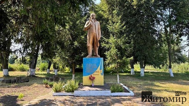 У Житомирській області пам'ятник Леніну перетворили на Кобзаря У Житомирській області пам'ятник Леніну перетворили на Кобзаря