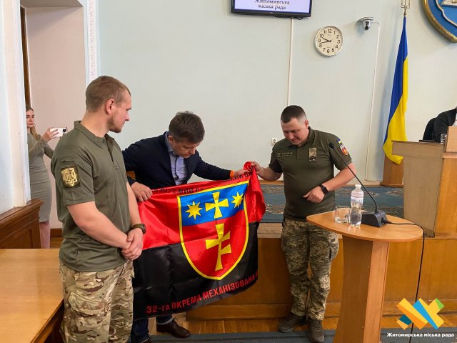 Житомиру передали бойові прапори від захисників. ФОТО Житомиру передали бойові прапори від захисників. ФОТО