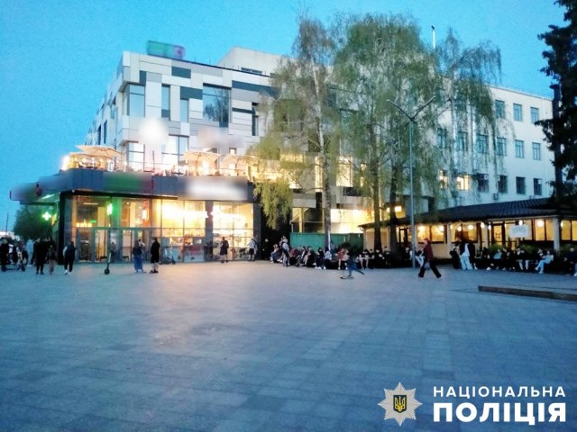 Рейд на Михайлівській в Житомирі: виявили неповнолітню, яка розпивала слабоалкогольні напої Рейд на Михайлівській в Житомирі: виявили неповнолітню, яка розпивала слабоалкогольні напої