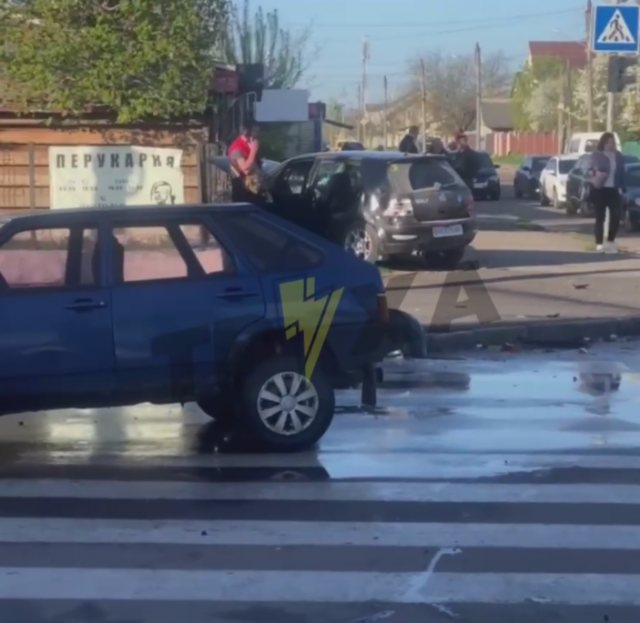 На Мальованці в Житомирі від удару одна автівка "влетіла" в паркан