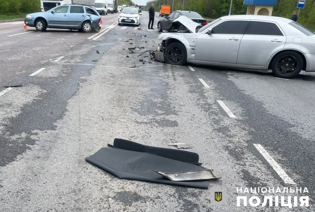 Неподалік Житомира зіштовхнулись Chrysler та Skoda. ФОТО Неподалік Житомира зіштовхнулись Chrysler та Skoda. ФОТО