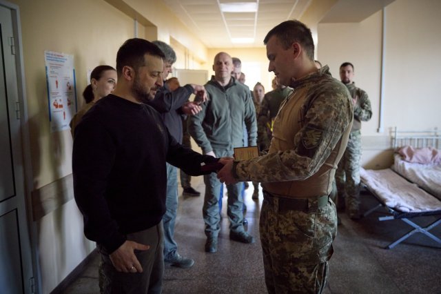 На Донеччині Президент відвідав житомирську медичну роту 95-ї ОДШБр та подякував воїнам і бойовим медикам На Донеччині Президент відвідав житомирську медичну роту 95-ї ОДШБр та подякував воїнам і бойовим медикам