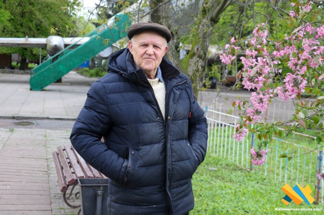 Робітник, який чверть століття пропрацював у житомирському парку. ФОТО