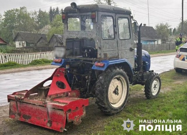 У Звягельському районі у двох трактористів поліцейські вилучили підроблені водійські посвідчення