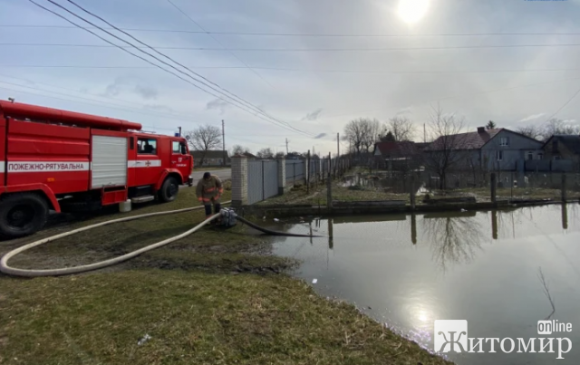 У Коростишеві рятувальники відкачували воду із затопленої присадибної ділянки