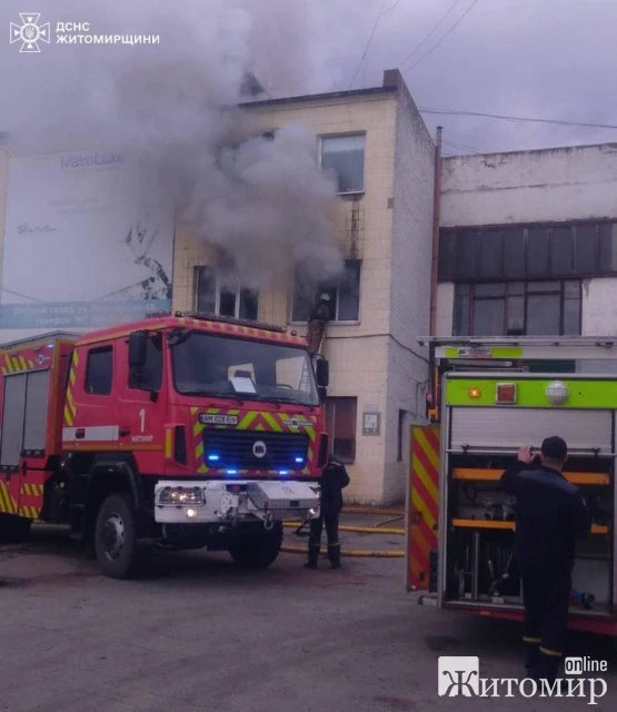 У Житомирі сталася пожежа на території приватного підприємства: один з робітників рятувався через вікно