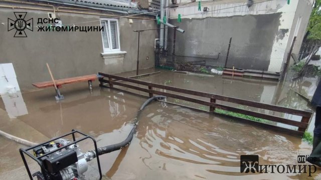 У Житомирі та Малині рясні дощі підтопили подвір У Житомирі та Малині рясні дощі підтопили подвір