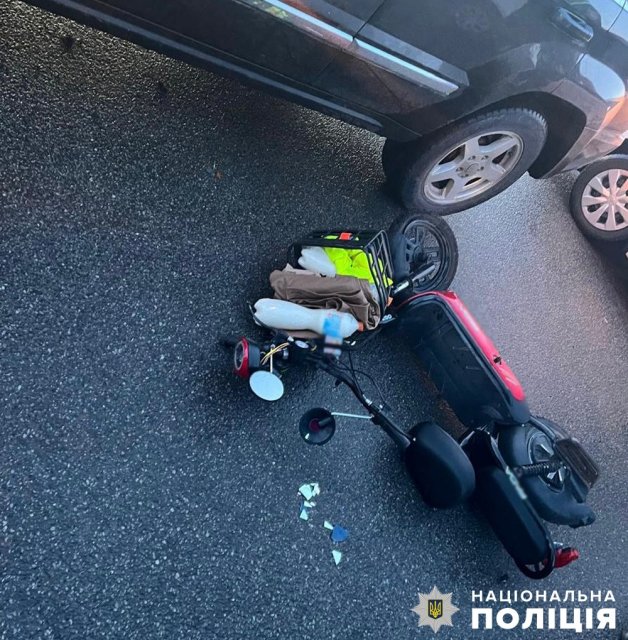У Звягелі Jeep збив 52-річну жінку, що їхала на електровелосипеді. ФОТО