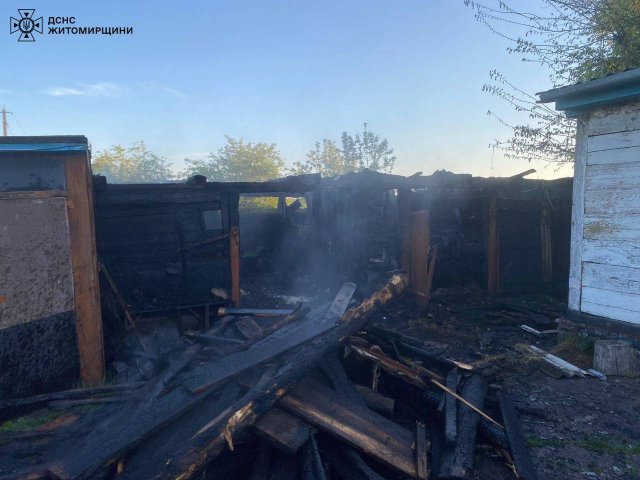 У селі Житомирської області горіли гараж та сарай. ФОТО У селі Житомирської області горіли гараж та сарай. ФОТО