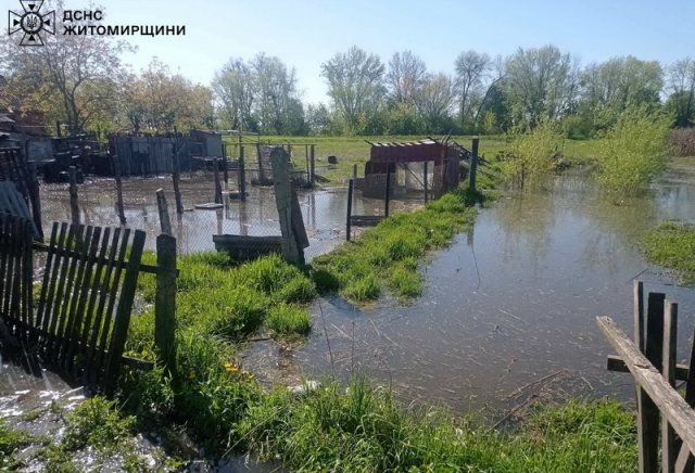 За добу рятувальники Житомирщини відкачали майже 700 куб. м води з подвір’їв й підвальних приміщень. ФОТО За добу рятувальники Житомирщини відкачали майже 700 куб. м води з подвір’їв й підвальних приміщень. ФОТО