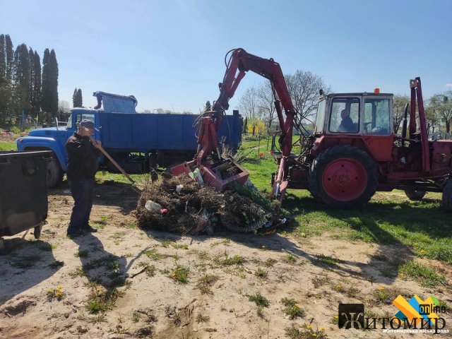 Триста працівників житомирських комунальних підприємств прибирали місто. ФОТО