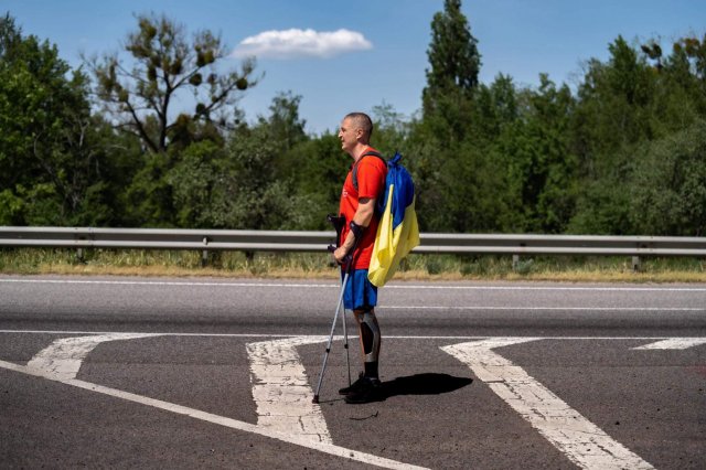 Піший марафон на протезах: житомирський ветеран з побратимом зібрали за добу 650 тис. грн