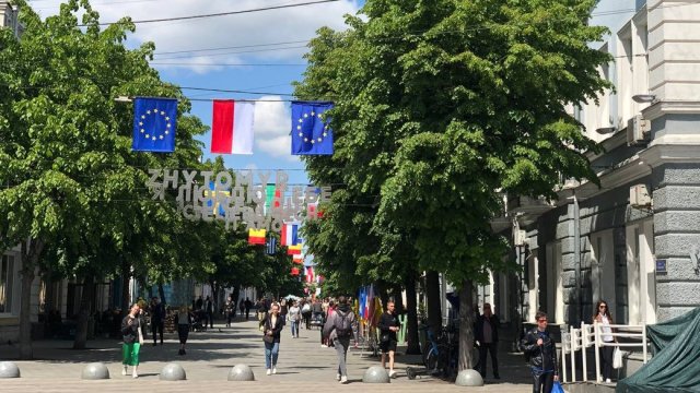 У Житомирі на Михайлівській у День Європи розвісили світлини та прапори країн, які допомагають місту У Житомирі на Михайлівській у День Європи розвісили світлини та прапори країн, які допомагають місту