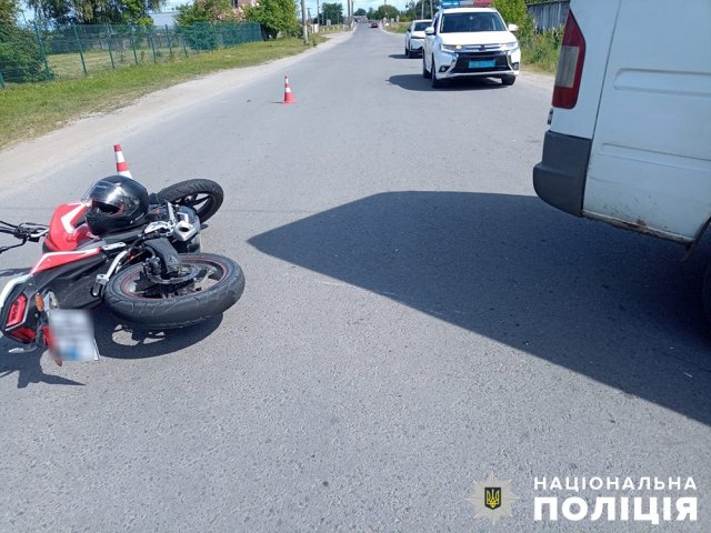 У Звягелі мікроавтобус зіштовхнувся з мотоциклом під керуванням 17-річного хлопця. ФОТО