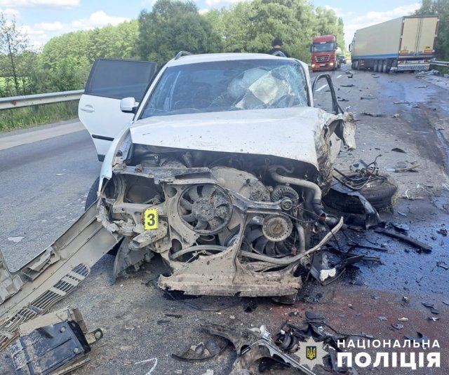 На Житомирщині у Volkswagen лопнуло колесо: автівка врізається у кросовер, а потім обидві у вантажівку. ФОТО На Житомирщині у Volkswagen лопнуло колесо: автівка врізається у кросовер, а потім обидві у вантажівку. ФОТО