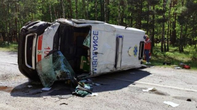 На автодорозі в Житомирській області зіштовхнулись ВАЗ та «швидка»: є травмовані. ФОТО