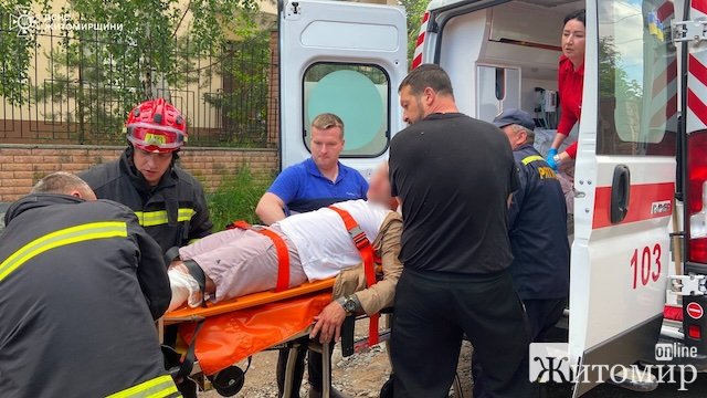 У Житомирі рятувальники визволили чоловіка, який напоровся на штир огорожі. ФОТО У Житомирі рятувальники визволили чоловіка, який напоровся на штир огорожі. ФОТО