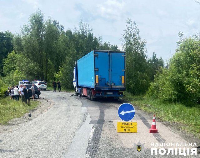 На Житомирщині зіштовхнулись Mercedes-Benz та вантажівка, загинула водійка. ФОТО На Житомирщині зіштовхнулись Mercedes-Benz та вантажівка, загинула водійка. ФОТО
