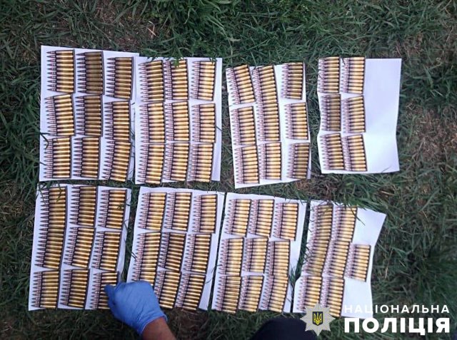 У сімейного дебошира на Житомирщині поліцейські виявили понад пів тисячі набоїв У сімейного дебошира на Житомирщині поліцейські виявили понад пів тисячі набоїв