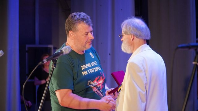 Композитора Олеся Коляду нагородили почесною відзнакою «За заслуги перед Житомирщиною» Композитора Олеся Коляду нагородили почесною відзнакою «За заслуги перед Житомирщиною»