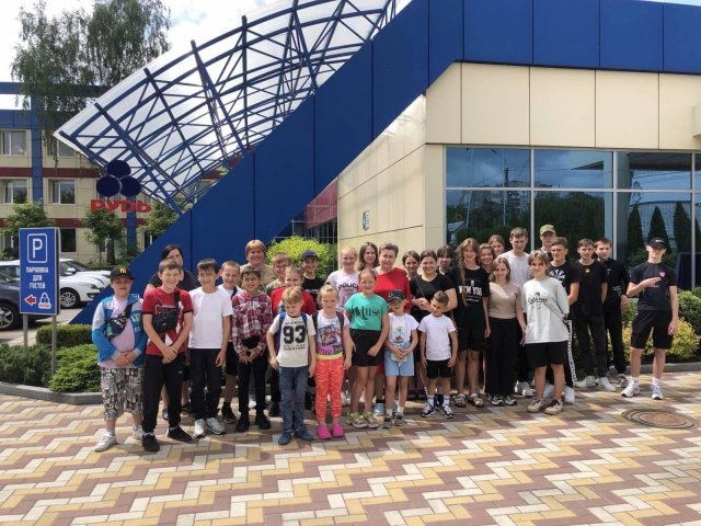 Петро Рудь провів екскурсію житомирським заводом для маленьких школярів Петро Рудь провів екскурсію житомирським заводом для маленьких школярів