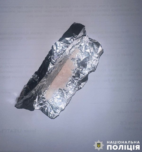 У селищі неподалік Житомира поліцейські затримали наркодилера. ФОТО У селищі неподалік Житомира поліцейські затримали наркодилера. ФОТО