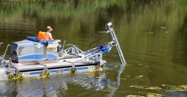 У Звягелі амфібією чистять Случ від рослинності У Звягелі амфібією чистять Случ від рослинності