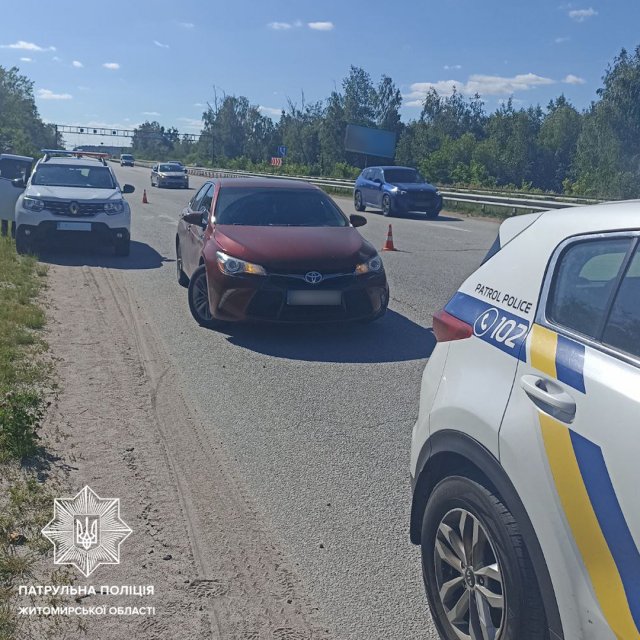 Житомирські патрульні затримали злочинців на Toyota, створивши штучний затор на дорозі Житомирські патрульні затримали злочинців на Toyota, створивши штучний затор на дорозі