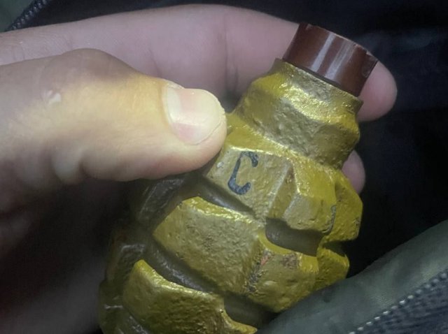 У Житомирі затримали чоловіка, який зайшов до маршрутки з гранатою в пакеті У Житомирі затримали чоловіка, який зайшов до маршрутки з гранатою в пакеті