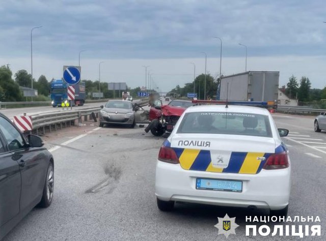 На трасі у Житомирському районі зіштовхнулись Renault та Peugeot: травмовано четверо осіб. ФОТО На трасі у Житомирському районі зіштовхнулись Renault та Peugeot: травмовано четверо осіб. ФОТО