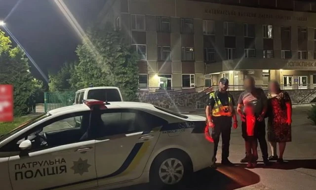 Під час комендантської години у Житомирі патрульні завезли хлопчика та його родину до лікарні