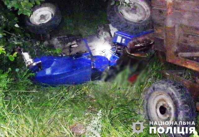 На Житомирщині трактор з’їхав з дороги та перекинувся, водій загинув На Житомирщині трактор з’їхав з дороги та перекинувся, водій загинув