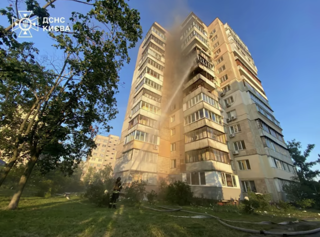 У Києві уламки ракети впали на багатоповерхівку, є постраждалі У Києві уламки ракети впали на багатоповерхівку, є постраждалі