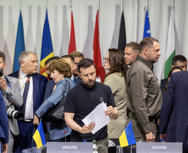 Україні пропонують залишити Донбас і погодитись на Крим з подвійним підпорядкуванням Україні пропонують залишити Донбас і погодитись на Крим з подвійним підпорядкуванням