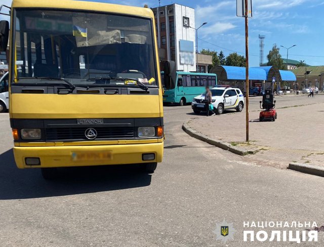 У Коростені маршрутка наїхала на 56-річну жінку, постраждала у лікарні. ФОТО У Коростені маршрутка наїхала на 56-річну жінку, постраждала у лікарні. ФОТО