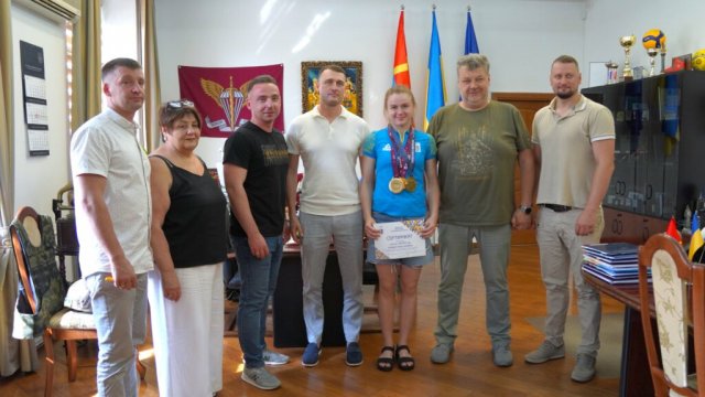 У Житомирській ОВА чемпіонці Європи з вільної боротьби Ірині Бондар вручили грошову винагороду