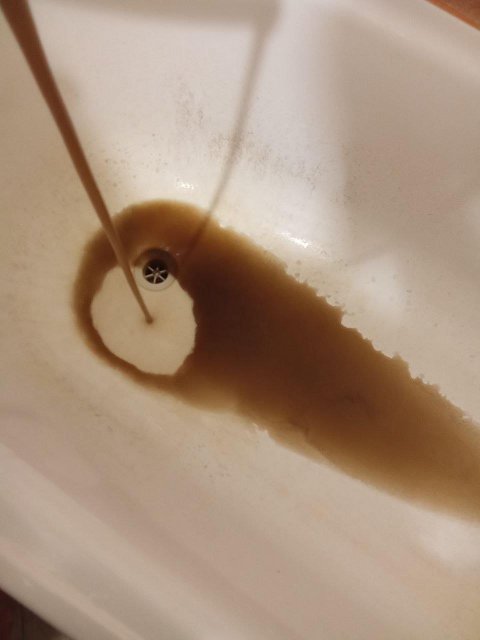 Житомирський водоканал дивує: з кранів тече різнокольорова вода