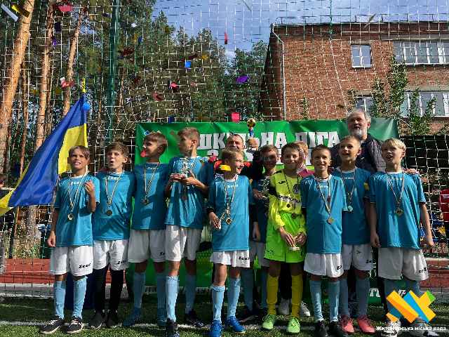 Команда житомирського ліцею №3 — абсолютний чемпіон шкільної ліги з футболу - Спорт. Джерело: Zhitomir-OnLine Команда житомирського ліцею №3 — абсолютний чемпіон шкільної ліги з футболу - фото №