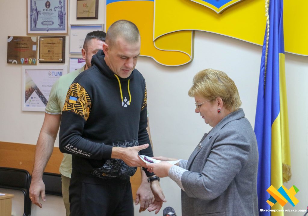 У Житомирі Захисники України отримали відзнаки - Події. Джерело: Zhitomir-OnLine У Житомирі Захисники України отримали відзнаки - фото №2