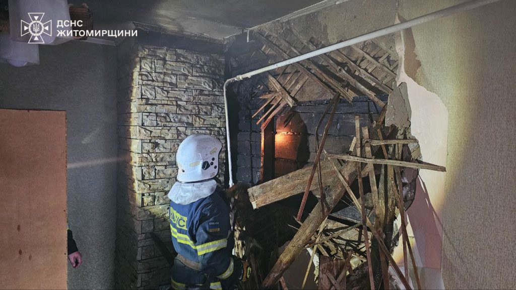 На Перемоги в Житомирі горів будинок. ФОТО - Події. Джерело: Zhitomir-OnLine На Перемоги в Житомирі горів будинок. ФОТО - фото №