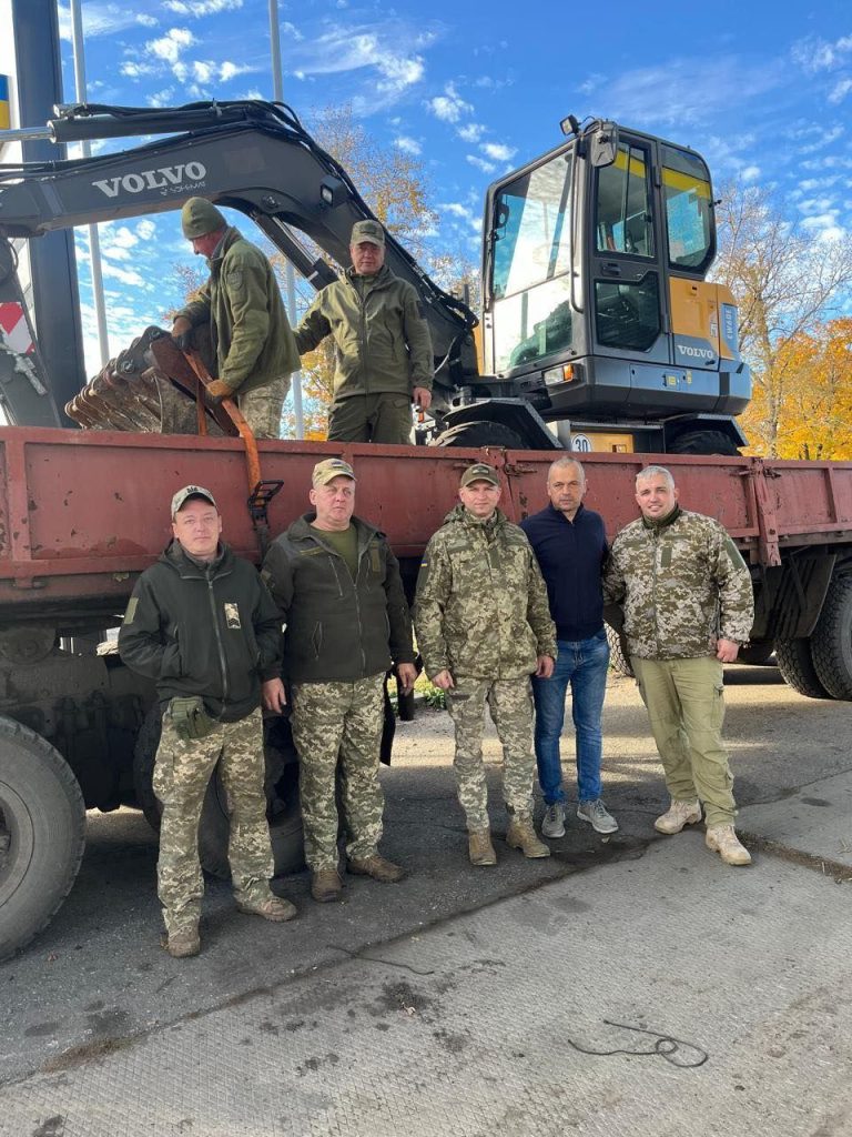 Коростенська громада передала екскаватор військовим на Харківщину - Події. Джерело: Zhitomir-OnLine Коростенська громада передала екскаватор військовим на Харківщину - фото №