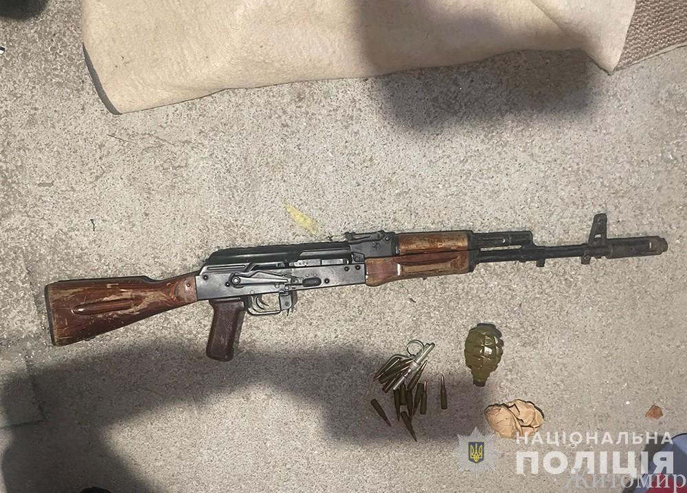 На Житомирщині поліцейські завершили розслідування незаконного зберігання зброї та боєприпасів - Події. Джерело: Zhitomir-OnLine На Житомирщині поліцейські завершили розслідування незаконного зберігання зброї та боєприпасів - фото №
