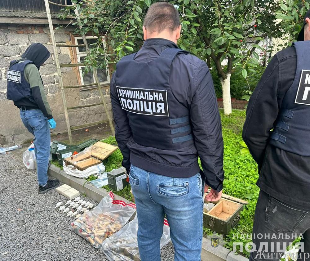 На Житомирщині поліцейські завершили розслідування незаконного зберігання зброї та боєприпасів - Події. Джерело: Zhitomir-OnLine На Житомирщині поліцейські завершили розслідування незаконного зберігання зброї та боєприпасів - фото №1