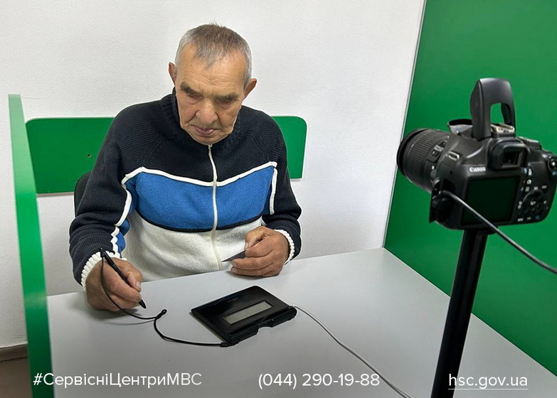 У Житомирі 85-річний пенсіонер обміняв старе посвідчення водія на пластикове - Події. Джерело: Zhitomir-OnLine У Житомирі 85-річний пенсіонер обміняв старе посвідчення водія на пластикове - фото №1
