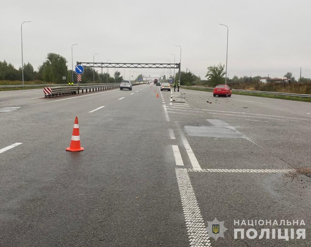 Подробиці ДТП на трасі в Житомирській області за участі ВАЗ та Chevrolet, є травмовані - фото №2